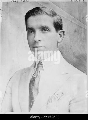 Charles Ponzi (1882 – 1949) è stato un ciarlatano e truffatore italiano che operò negli Stati Uniti e in Canada. C 1910 - Uno schema Ponzi è una forma di frode che attira investitori e paga profitti a investitori precedenti con fondi provenienti da investitori più recenti. Foto Stock