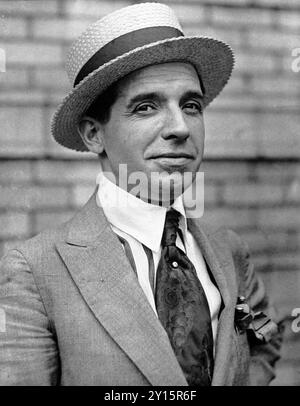 Charles Ponzi nel 1920 - (1882-1949) un ciarlatano e truffatore italiano che operava negli Stati Uniti e in Canada - Uno schema Ponzi è una forma di frode che attira investitori e paga profitti a investitori precedenti con fondi provenienti da investitori più recenti. Foto Stock