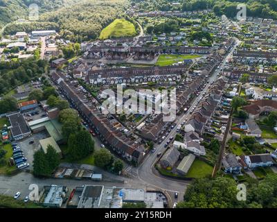 Vista aerea di un tipico villaggio gallese, con file di case che fiancheggiano le strade e verdi colline sullo sfondo Foto Stock