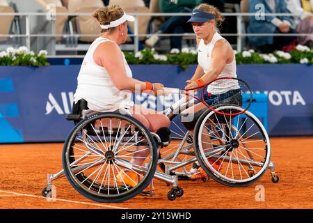 Parigi, Francia. 5 settembre 2024. PARIGI, FRANCIA - 5 SETTEMBRE: Aniek van Koot dei Paesi Bassi interagisce con Diede de Groot dei Paesi Bassi mentre gareggia nella finale del doppio femminile durante il giorno 8 del Wheelchair Tennis - Paris 2024 Summer Paralympic Games al Roland Garros il 5 settembre 2024 a Parigi, Francia. (Foto di Joris Verwijst/Agenzia BSR) credito: Agenzia BSR/Alamy Live News Foto Stock