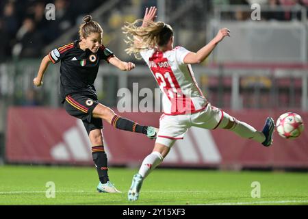 Roma, Italia. 23 novembre 2023. Foto Alfredo Falcone/LaPresse 23 novembre 2023 - Roma, Italia - sport, calcio - Roma vs Ajax - UEFA Women Champions League 2023-2024 - Stadio tre Fontane. Nella foto:Manuela Giugliano (AS Roma) foto Alfredo Falcone/LaPresse 23 novembre 2023 Roma, Italia - sport, calcio - Roma vs Ajax - UEFA Women's Champions League 2023-2024 - Stadio tre Fontane. Nella foto: Manuela Giugliano (COME Roma) credito: LaPresse/Alamy Live News Foto Stock