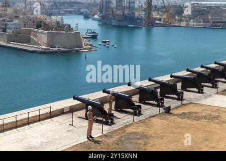 La Valletta, Malta - 23 agosto 2019: I soldati stanno alla batteria di saluto. È una batteria di artiglieria a la Valletta, Malta. Fu costruito nel 16 Foto Stock