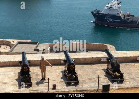 La Valletta, Malta - 23 agosto 2019: Soldato sta alla batteria di saluto. È una batteria di artiglieria a la Valletta, Malta. Fu costruito nel 16 Foto Stock