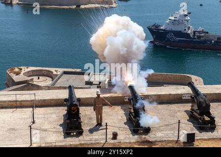 La Valletta, Malta - 23 agosto 2019: Cannone di fuoco della batteria di saluto. È una batteria di artiglieria a la Valletta, Malta. È stato costruito nel 16t Foto Stock