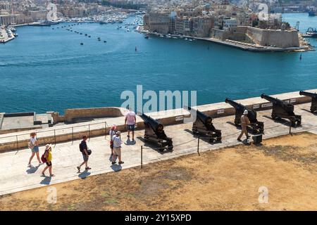 La Valletta, Malta - 23 agosto 2019: Touristas e soldati sono alla batteria di saluto. È una batteria di artiglieria a la Valletta, Malta. Era Construct Foto Stock