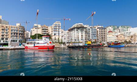 La Valletta, Malta - 23 agosto 2019: Vista costiera con traghetto passeggeri della compagnia Captain Morgan Cruises ormeggiata a Sliema in una giornata estiva di sole Foto Stock