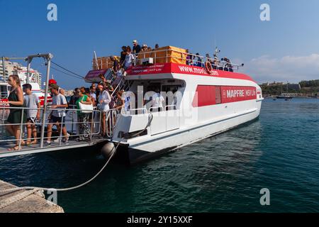 La Valletta, Malta - 23 agosto 2019: I passeggeri sbarcano dal traghetto Mapfre con MSV Life Foto Stock