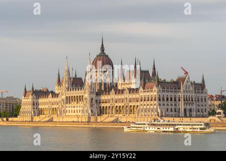 Edificio del Parlamento ungherese nel lato Pest della città, visto dalla riva occidentale del Danubio a Budapest, Ungheria. Foto Stock