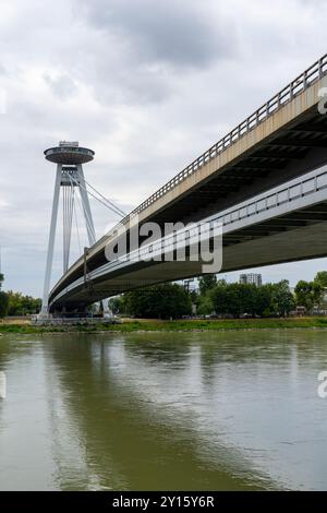 Il ponte UFO (Ponte della rivolta nazionale slovacca) a Bratislava, Slovacchia. Foto Stock