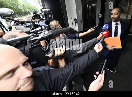 Bruxelles, Belgio. 5 settembre 2024. Sammy Mahdi, presidente di CD&V, si presenta giovedì 5 settembre 2024 a Bruxelles per un incontro tra i rappresentanti dei partiti politici N-va, Vooruit e CD&V sulla formazione di un nuovo governo fiammingo. BELGA PHOTO ERIC LALMAND credito: Belga News Agency/Alamy Live News Foto Stock