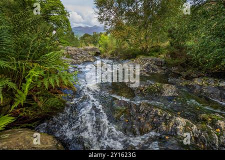Ashness Bridge vicino a Keswick, affacciato su Derwentwater e Skiddaw. Foto Stock