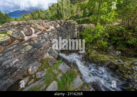 Ashness Bridge vicino a Keswick, affacciato su Derwentwater e Skiddaw. Foto Stock