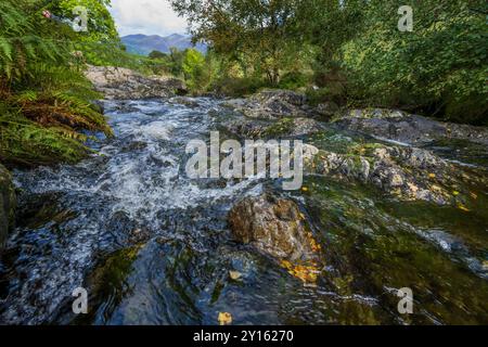 Ashness Bridge vicino a Keswick, affacciato su Derwentwater e Skiddaw. Foto Stock