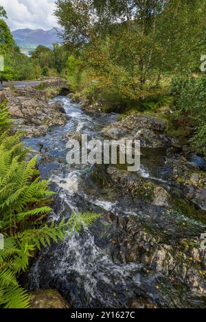 Ashness Bridge vicino a Keswick, affacciato su Derwentwater e Skiddaw. Foto Stock