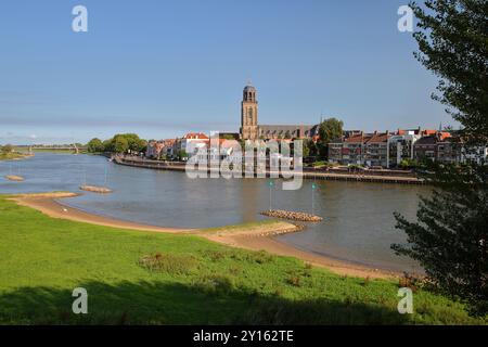 Vista verso il centro storico di Deventer, Overijssel, Paesi Bassi, con la chiesa di Lebuino e il fiume IJssel in primo piano Foto Stock