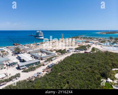 Foto aerea con drone di CocoCay localmente conosciuta come Little Stirrup alle Bahamas, una delle Berry Islands, una collezione di cays e piccole isole situate Foto Stock