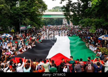 Il movimento studentesco anti-discriminazione ha avviato la "marcia Shaheedi” per celebrare un mese della caduta del regime dello sceicco Hasina, a Dhaka, Banglad Foto Stock