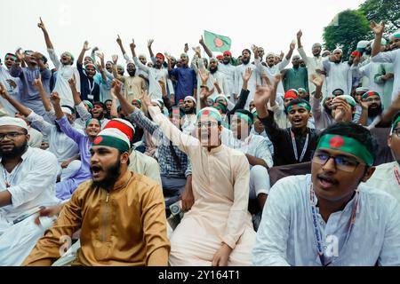 Il movimento studentesco anti-discriminazione ha avviato la "marcia Shaheedi” per celebrare un mese della caduta del regime dello sceicco Hasina, a Dhaka, Banglad Foto Stock