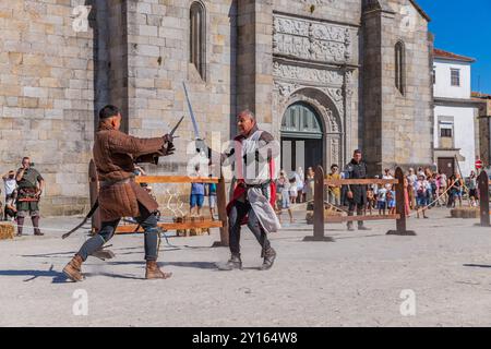 Caminha, Portogallo - 27 luglio 2024: Caminha durante la rievocazione della Fiera medievale. Caminha è una città nel nord del Portogallo, molto popolare tra To Foto Stock