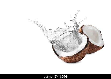 Acqua fresca di cocco che spruzza sul dado su sfondo bianco Foto Stock