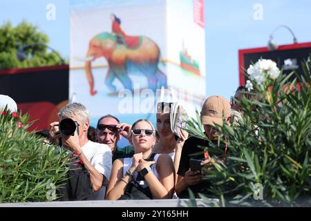 Venezia, Italia. 4 settembre 2024. Turisti e appassionati di cinema si riuniscono di fronte al Palazzo del Cinema per un evento sul tappeto rosso durante la 81a Mostra del Cinema di Venezia sull'Isola del Lido a Venezia, Italia, 4 settembre 2024. Crediti: Li Jing/Xinhua/Alamy Live News Foto Stock