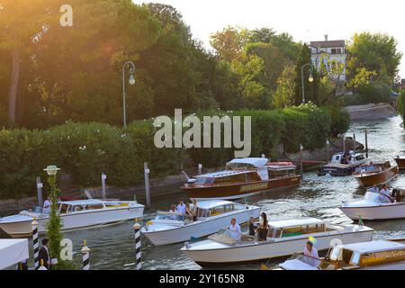 Venezia, Italia. 30 agosto 2024. Gli ospiti invitati arrivano all'Excelsior Hotel durante la 81a Mostra del Cinema di Venezia sull'Isola del Lido di Venezia, Italia, 30 agosto 2024. Crediti: Li Jing/Xinhua/Alamy Live News Foto Stock