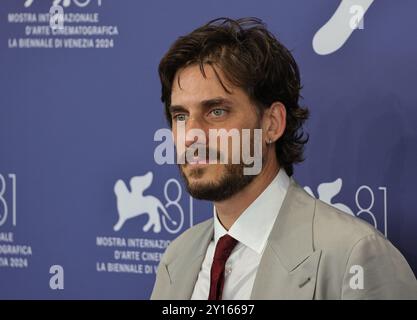 Venezia, Italia. 5 settembre 2024. VENEZIA, ITALIA - 05 SETTEMBRE: Luca Marinelli partecipa alla photocall "M - il figlio del secolo" (M - il figlio del secolo) durante la 81a Mostra Internazionale d'Arte cinematografica di Venezia al Palazzo del Casino il 5 settembre 2024 a Venezia, Italia Credit: Matteo Chinellato/Alamy Live News Foto Stock