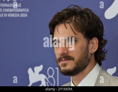 Venezia, Italia. 5 settembre 2024. VENEZIA, ITALIA - 05 SETTEMBRE: Luca Marinelli partecipa alla photocall "M - il figlio del secolo" (M - il figlio del secolo) durante la 81a Mostra Internazionale d'Arte cinematografica di Venezia al Palazzo del Casino il 5 settembre 2024 a Venezia, Italia Credit: Matteo Chinellato/Alamy Live News Foto Stock