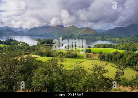 La scena dal punto panoramico roccioso di Castlehead attraverso Derwentwater vicino a Keswick con le campane di gatto in lontananza. Foto Stock