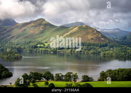 Il punto panoramico roccioso a Castlehead attraverso Derwentwater vicino a Keswick con le campane di gatto in lontananza. Foto Stock