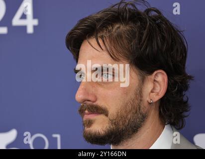 Venezia, Italia. 5 settembre 2024. VENEZIA, ITALIA - 05 SETTEMBRE: Luca Marinelli partecipa alla photocall "M - il figlio del secolo" (M - il figlio del secolo) durante la 81a Mostra Internazionale d'Arte cinematografica di Venezia al Palazzo del Casino il 5 settembre 2024 a Venezia, Italia Credit: Matteo Chinellato/Alamy Live News Foto Stock