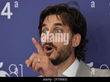 Venezia, Italia. 5 settembre 2024. VENEZIA, ITALIA - 05 SETTEMBRE: Luca Marinelli partecipa alla photocall "M - il figlio del secolo" (M - il figlio del secolo) durante la 81a Mostra Internazionale d'Arte cinematografica di Venezia al Palazzo del Casino il 5 settembre 2024 a Venezia, Italia Credit: Matteo Chinellato/Alamy Live News Foto Stock