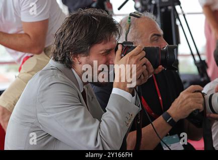 Venezia, Italia. 5 settembre 2024. VENEZIA, ITALIA - 05 SETTEMBRE: Luca Marinelli partecipa alla photocall "M - il figlio del secolo" (M - il figlio del secolo) durante la 81a Mostra Internazionale d'Arte cinematografica di Venezia al Palazzo del Casino il 5 settembre 2024 a Venezia, Italia Credit: Matteo Chinellato/Alamy Live News Foto Stock