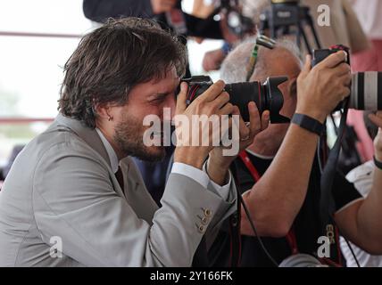 Venezia, Italia. 5 settembre 2024. VENEZIA, ITALIA - 05 SETTEMBRE: Luca Marinelli partecipa alla photocall "M - il figlio del secolo" (M - il figlio del secolo) durante la 81a Mostra Internazionale d'Arte cinematografica di Venezia al Palazzo del Casino il 5 settembre 2024 a Venezia, Italia Credit: Matteo Chinellato/Alamy Live News Foto Stock