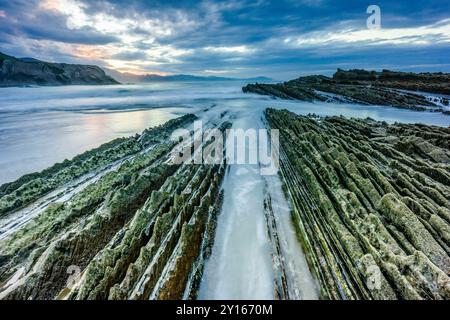 Marea in discesa, costa di Flysch, spiaggia di Zumaia, Guipuzcoa, Euzkadi, Spagna. Foto Stock