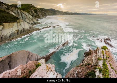 Marea in discesa, costa di Flysch, spiaggia di Zumaia, Guipuzcoa, Euzkadi, Spagna. Foto Stock