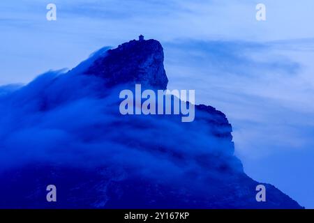 Faro di NA Popia avvolto dalla nebbia, parco naturale sa Dragonera. Isola di Dragonera. Tramuntana Mountains. Maiorca. Isole Baleari. Spagna. Foto Stock