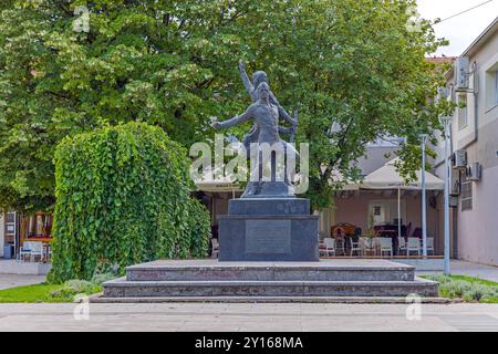 Belgrado, Serbia - 22 agosto 2022: Statua di bronzo Monumento ai soldati caduti e alle vittime del terrore fascista al Dobanovci Town Park Summer Day. Foto Stock