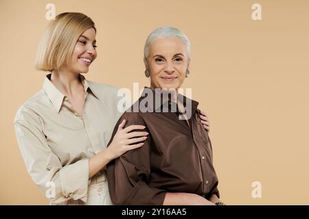 Una madre e una figlia condividono un momento di cuore, abbracciando con sorrisi. Foto Stock