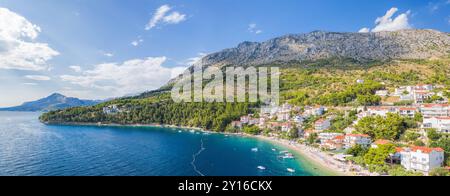 Il villaggio di Stanici con la spiaggia principale e le barche sul mare vicino all'Omis in Croazia Foto Stock