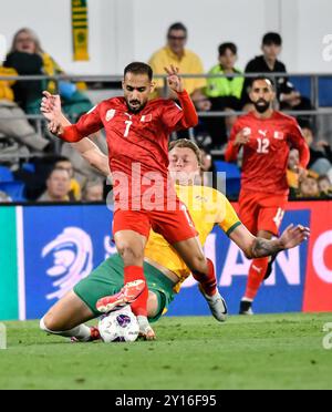 Gold Coast, Australia. 9 settembre 2024, Harry Souttar affronta Ali Madan durante le qualificazioni asiatiche ai Mondiali FIFA 2026, Australia contro Bahrain. Crediti: Kleber Osorio/Alamy Live News Foto Stock