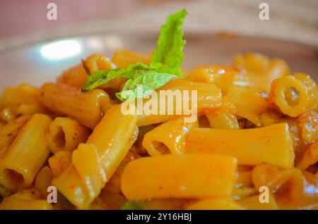 Un delizioso piatto di maccheroni a caldo la pasta Foto Stock