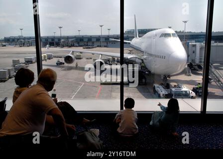 I passeggeri attendono nella sala partenze per salire a bordo del volo. Aeroporto Changi della compagnia aerea di Singapore Sud Est Asiatico.29 gennaio 2006 2000s HOMER SYKES Foto Stock