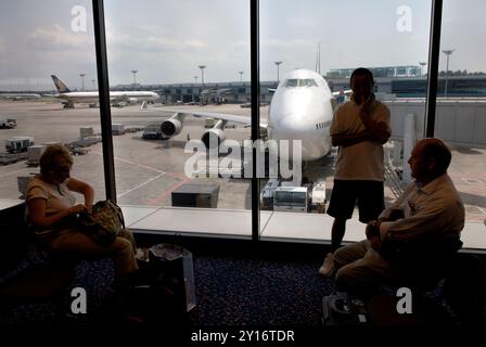 I passeggeri attendono nella sala partenze per salire a bordo del volo. Aeroporto Changi della compagnia aerea di Singapore Sud Est Asiatico.29 gennaio 2006 2000s HOMER SYKES Foto Stock