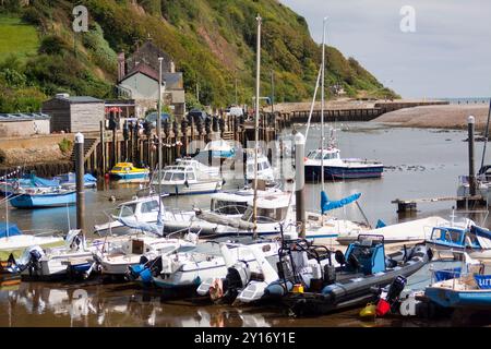 Porto di Axmouth con barche a vela ormeggiate nel Devon, Inghilterra, regno unito Foto Stock