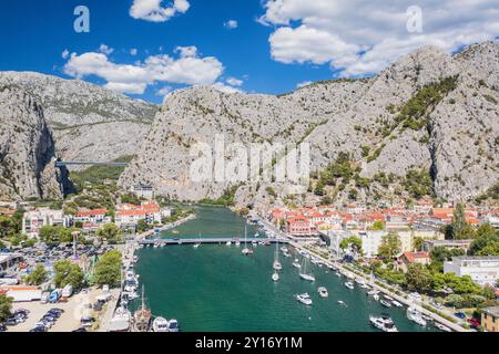 Veduta aerea di Omis con barche sul fiume Cetina in Croazia, Europa Foto Stock