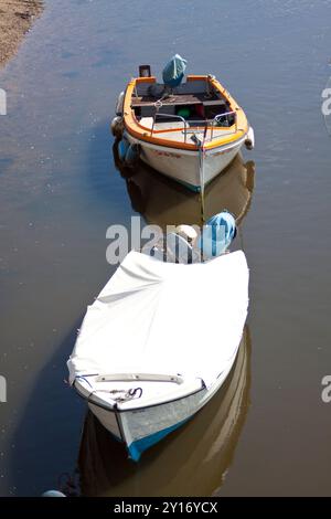 Porto di Axmouth con barche a vela ormeggiate nel Devon, Inghilterra, regno unito Foto Stock