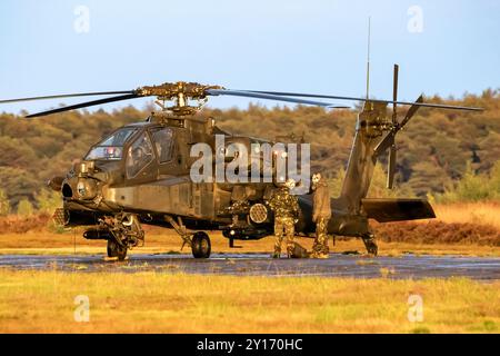 Il Boeing AH-64 Appache attacca l'elicottero all'aeroporto di Sanicole durante il tramonto. Belgio - 10 settembre 2022 Foto Stock