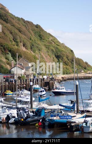 Porto di Axmouth con barche a vela ormeggiate nel Devon, Inghilterra, regno unito Foto Stock