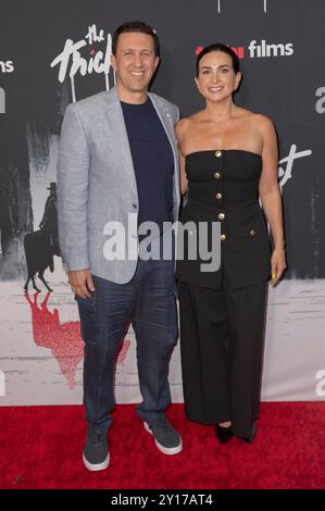 Adam Lewinson mit Begleitung bei der Weltpremiere des Kinofims The Thicket im AMC The Grove. Los Angeles, 04.09.2024 *** Adam Lewinson con il compagno alla prima mondiale del film The Thicket all'AMC The Grove Los Angeles, 04 09 2024 foto:XC.xVanxWagonerx/xFuturexImagex thicket 4744 Foto Stock